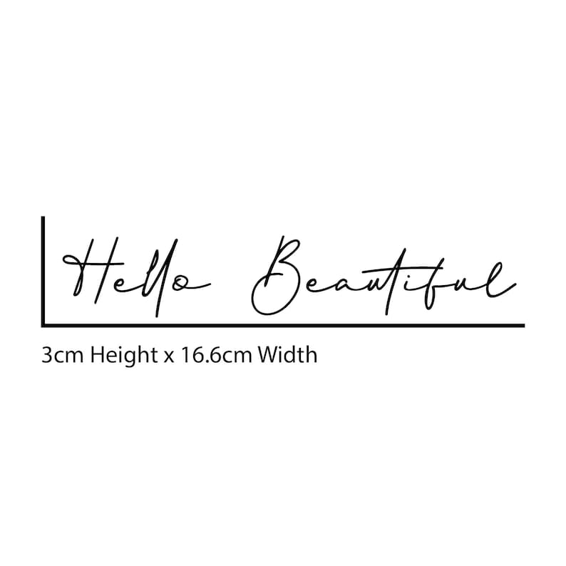 Puede incluir: Impresi&oacute;n de arte de caligraf&iacute;a en blanco y negro con el texto "Hello Beautiful" en una fuente manuscrita. La impresi&oacute;n mide 3 cm de alto y 16,6 cm de ancho.