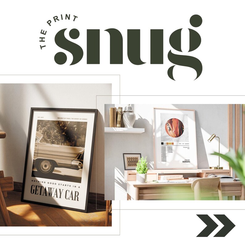 Op de afbeelding: Een zwart ingelijste print met een vintage auto en de tekst "Nothing good starts in a getaway car." De print hangt aan een muur in een kamer met een bureau en een lamp.