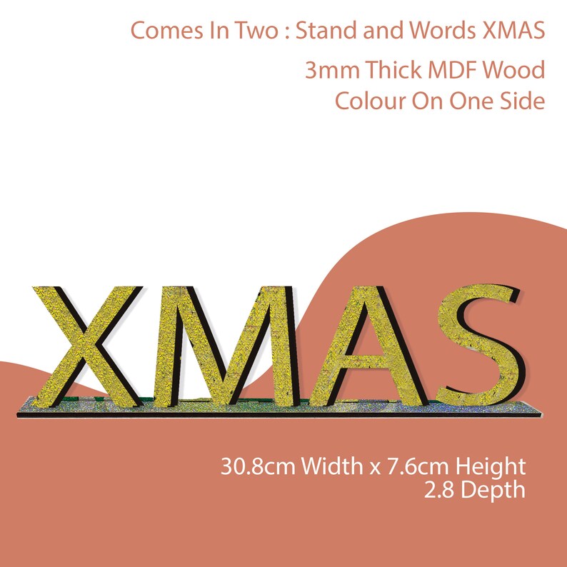 K&ouml;nnte beinhalten: Goldfarbene Holzbuchstaben, die "XMAS" auf einem St&auml;nder buchstabieren. Die Buchstaben sind 3 mm dickes MDF-Holz und haben auf einer Seite eine gelbgr&uuml;ne Farbe. Die Buchstaben sind 30,8 cm breit, 7,6 cm hoch und 2,8 cm tief.