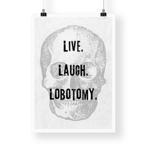 Puede incluir: Una ilustraci&oacute;n en blanco y negro de una calavera con el texto "Live. Laugh. Lobotomy." impreso sobre un fondo blanco.