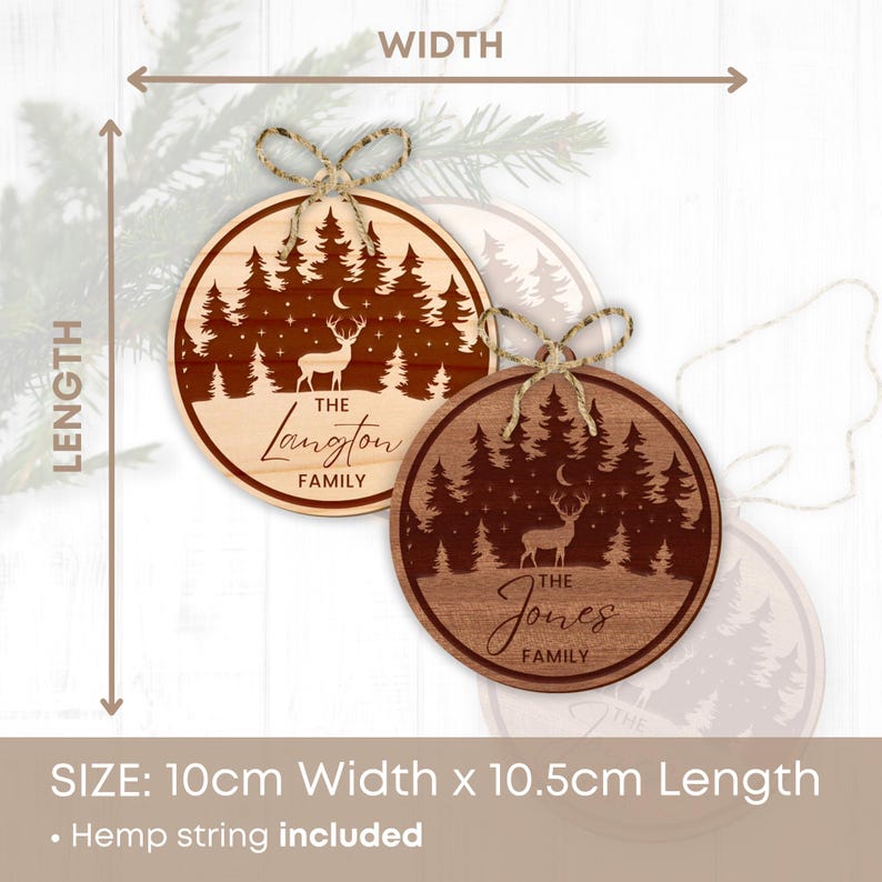 Op de afbeelding: Twee ronde houten kerstversieringen met een hert en bos sc&egrave;ne. De ornamenten zijn 10 cm breed en 10,5 cm lang. De tekst op de ornamenten luidt "The Langston Family" en "The Jones Family".