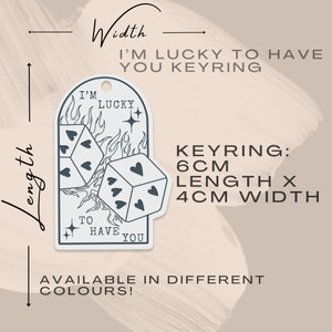 Puede incluir: Llavero blanco con un dise&ntilde;o de dados y llamas. El llavero dice "Soy afortunado de tenerte". Mide 6 cm de largo y 4 cm de ancho. Disponible en diferentes colores.