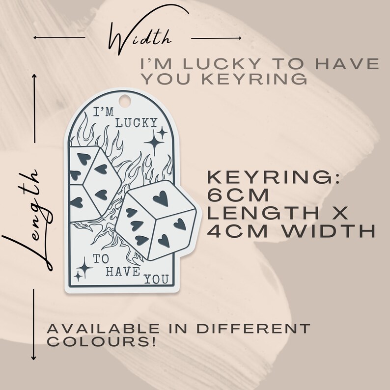 Puede incluir: Llavero blanco con un dise&ntilde;o de dados y llamas. El llavero dice "Soy afortunado de tenerte". Mide 6 cm de largo y 4 cm de ancho. Disponible en diferentes colores.