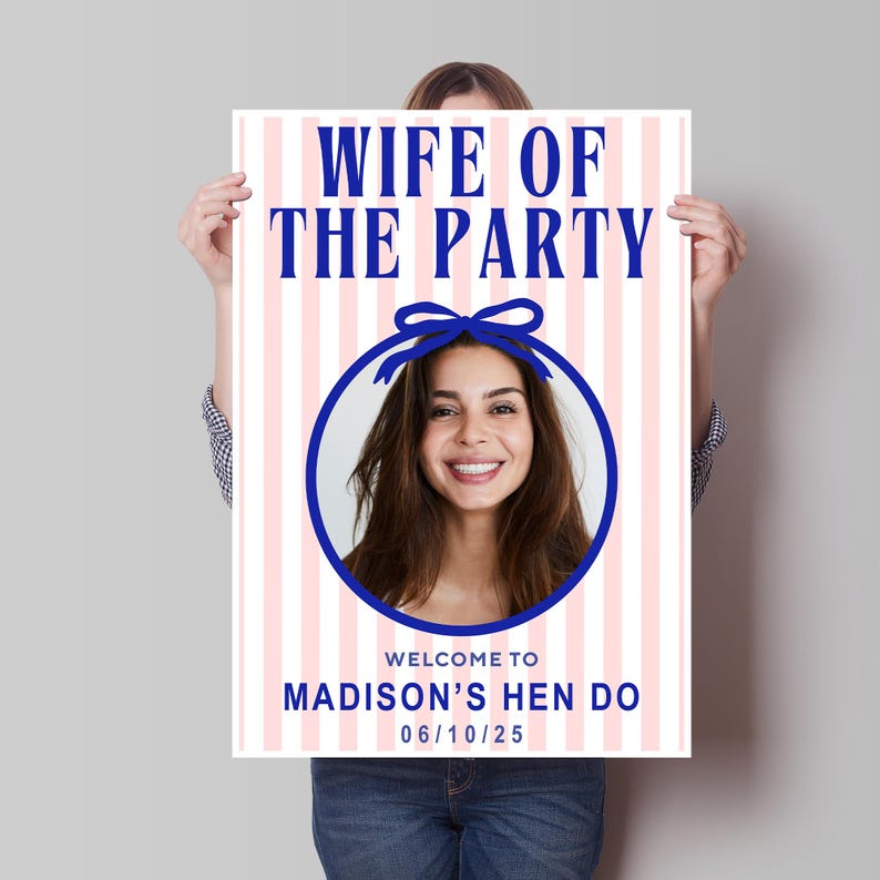 Puede incluir: Un p&oacute;ster con el texto "WIFE OF THE PARTY" en azul, con una foto de una mujer sonriente dentro de un c&iacute;rculo azul. El fondo tiene rayas verticales rosas y blancas. Debajo de la foto est&aacute; el texto "WELCOME TO MADISON'S HEN DO 06/10/25".