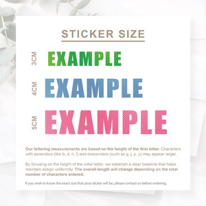 Puede incluir: Un fondo blanco con el texto "STICKER SIZE" encima de tres l&iacute;neas de la palabra "EXAMPLE" en verde, azul y rosa. El texto de abajo explica las medidas de las letras y las variaciones de tama&ntilde;o de las pegatinas.