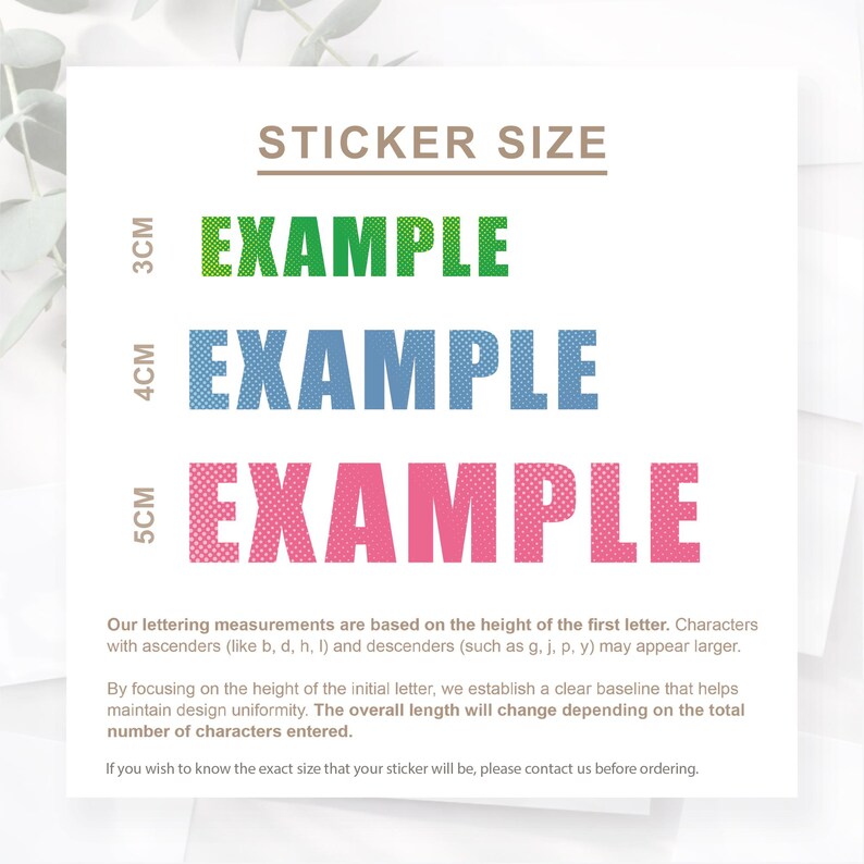 Puede incluir: Un fondo blanco con el texto "STICKER SIZE" encima de tres l&iacute;neas de la palabra "EXAMPLE" en verde, azul y rosa. El texto de abajo explica las medidas de las letras y las variaciones de tama&ntilde;o de las pegatinas.