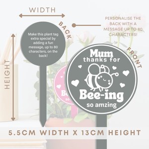 K&ouml;nnte beinhalten: Ein grauer und wei&szlig;er Gartenpflock mit einem Bienendesign und dem Text "Mum thanks for Bee-ing so amzing". Der Pflock ist 5,5 cm breit und 13 cm hoch. Die R&uuml;ckseite des Pflocks ist leer und kann mit einer Nachricht von bis zu 80 Zeichen personalisiert werden.