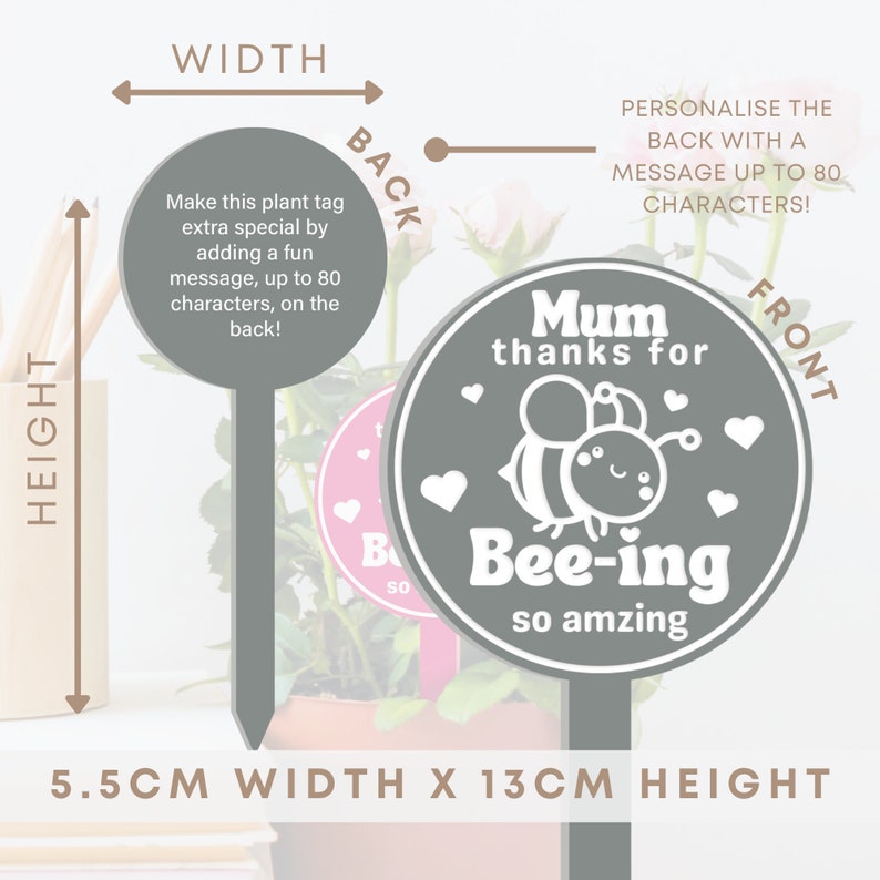 K&ouml;nnte beinhalten: Ein grauer und wei&szlig;er Gartenpflock mit einem Bienendesign und dem Text "Mum thanks for Bee-ing so amzing". Der Pflock ist 5,5 cm breit und 13 cm hoch. Die R&uuml;ckseite des Pflocks ist leer und kann mit einer Nachricht von bis zu 80 Zeichen personalisiert werden.