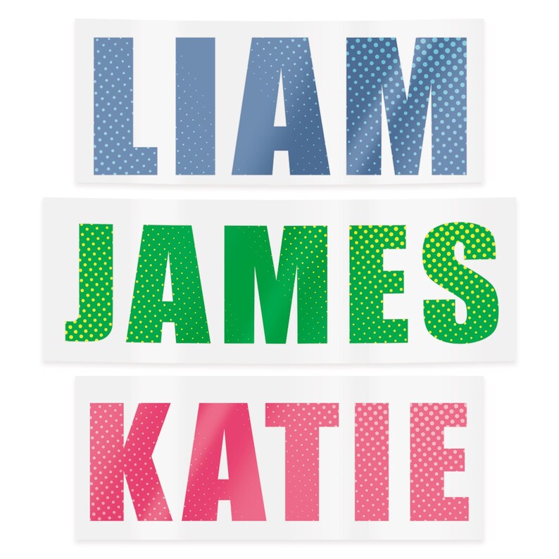 Puede incluir: Tres pegatinas rectangulares con nombres impresos en negrita y punteado. La pegatina superior dice "LIAM" en azul, la del medio "JAMES" en verde y la inferior "KATIE" en rosa. Todos los nombres est&aacute;n centrados.