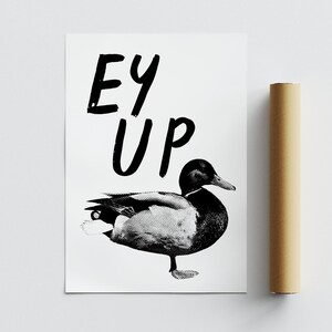 Op de afbeelding: Zwart-witte illustratie van een eend met de tekst "Ey Up" erboven.