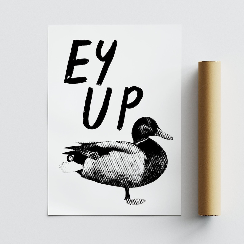 Op de afbeelding: Zwart-witte illustratie van een eend met de tekst "Ey Up" erboven.