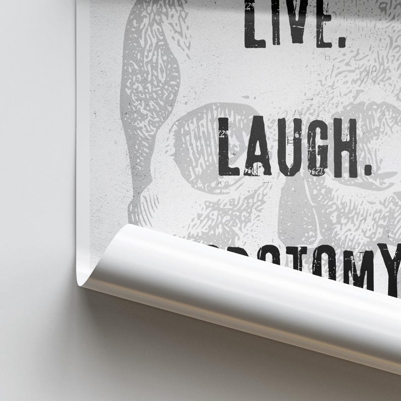 Puede incluir: Ilustraci&oacute;n en blanco y negro de una calavera con el texto "Live. Laugh. Love. Repeat." impreso sobre un fondo blanco.