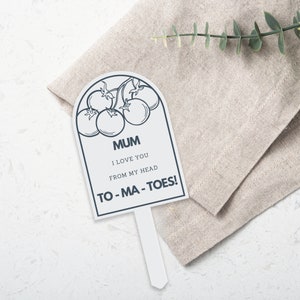 Pu&ograve; includere: Carta bianca con un'illustrazione di pomodoro rosso e il testo "MUM I LOVE YOU FROM MY HEAD TO-MA-TOES!"