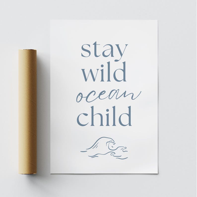 K&ouml;nnte beinhalten: Ein wei&szlig;er druckbarer Kunstdruck mit blauem Text, der "stay wild ocean child" lautet, und einer blauen Illustration einer Welle.