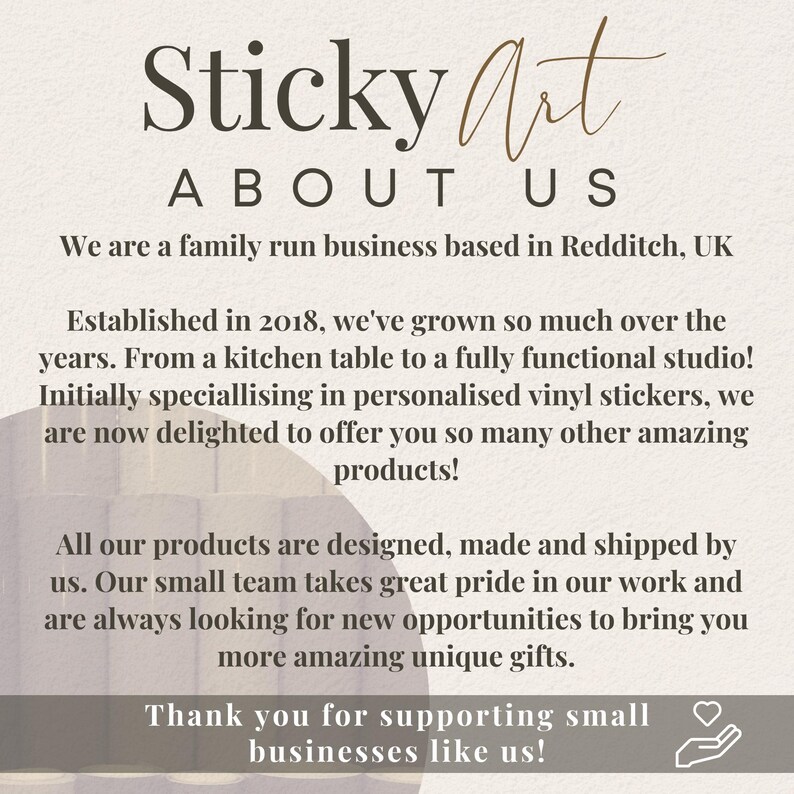 Pode incluir: Texto sobreposto em um fundo bege com um design abstrato marrom e branco. O texto diz "Sticky Art About Us". O texto continua com informa&ccedil;&otilde;es sobre a empresa, incluindo que &eacute; uma empresa familiar com sede em Redditch, Reino Unido, e que foi fundada em 2018. O texto tamb&eacute;m menciona que a empresa &eacute; especializada em adesivos de vinil personalizados e oferece outros produtos incr&iacute;veis.