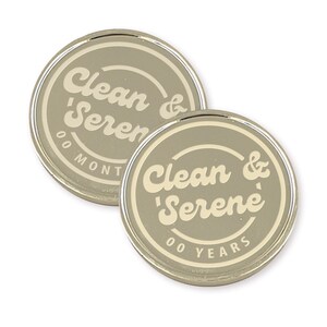 Pu&ograve; includere: Due gettoni rotondi color argento con sfondo grigio e testo bianco. Il testo sui gettoni recita "Clean & 'Serene' 00 Months" e "Clean & 'Serene' 00 Years".