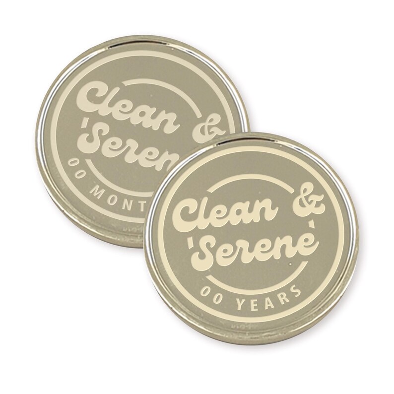 Pu&ograve; includere: Due gettoni rotondi color argento con sfondo grigio e testo bianco. Il testo sui gettoni recita "Clean & 'Serene' 00 Months" e "Clean & 'Serene' 00 Years".