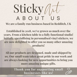 Op de afbeelding: Tekstgebaseerde afbeelding met de woorden "Sticky Art About Us". De tekst beschrijft een familiebedrijf gevestigd in Redditch, VK, opgericht in 2018, dat gepersonaliseerde vinylstickers en andere producten aanbiedt. De afbeelding eindigt met "Bedankt voor het steunen van kleine bedrijven zoals wij!"