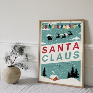 K&ouml;nnte beinhalten: Ein Weihnachtsdruck im Vintage-Stil mit einem blaugr&uuml;nen Hintergrund und wei&szlig;en Schneeflocken. Der Text "SANTA CLAUS is coming to town" ist in roten und blauen Buchstaben geschrieben. Eine schwarze Silhouette des Weihnachtsmanns in seinem Schlitten, der von Rentieren gezogen wird, fliegt durch einen bew&ouml;lkten Himmel mit einer Lichterkette.