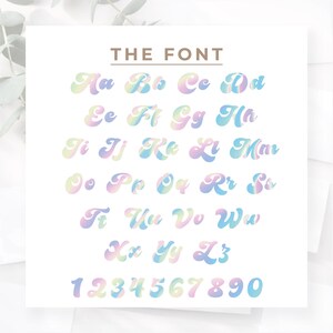 Puede incluir: Un fondo blanco muestra un alfabeto completo y n&uacute;meros en una fuente de arco&iacute;ris pastel. El texto "THE FONT" est&aacute; encima de las letras y los n&uacute;meros. Las letras y los n&uacute;meros son de estilo retro.