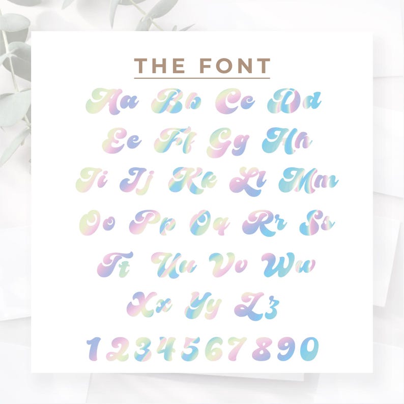 Puede incluir: Un fondo blanco muestra un alfabeto completo y n&uacute;meros en una fuente de arco&iacute;ris pastel. El texto "THE FONT" est&aacute; encima de las letras y los n&uacute;meros. Las letras y los n&uacute;meros son de estilo retro.