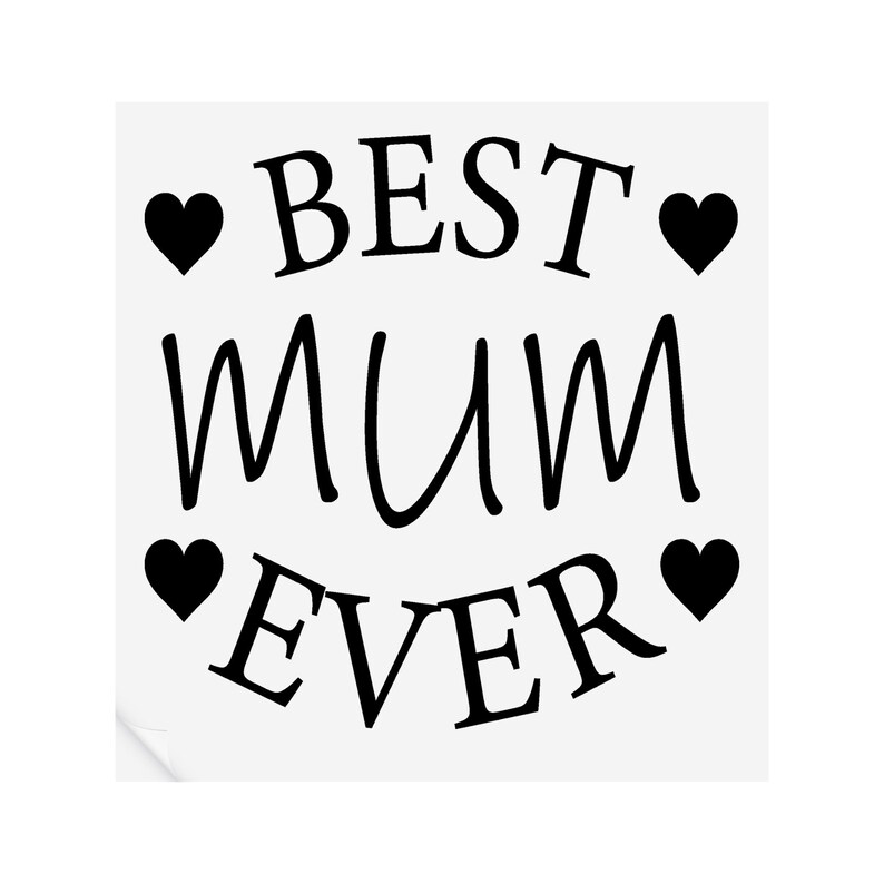 Op de afbeelding: Zwart-witte afbeelding met de tekst "BEST MUM EVER" omringd door vier kleine hartjes.