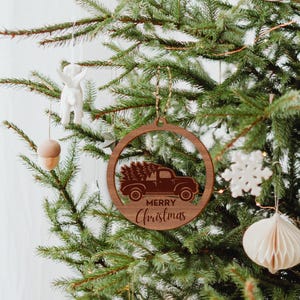 Merry Christmas - Rustic Wooden Ornament, Tree Decoration, Xmas Keepsake Memento, Cute Christmas Baubal, Vintage Truck with Christmas Tree Bild 1
