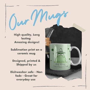 K&ouml;nnte beinhalten: Eine gr&uuml;ne Keramiktasse mit einem wei&szlig;en Henkel. Die Tasse zeigt eine Comic-Froschfigur mit einem Sombrero und dem Text "Hop Along, I Don't Want To Talk".