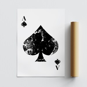 Puede incluir: Una ilustraci&oacute;n en blanco y negro del As de Picas. La carta tiene un aspecto desgastado y vintage.