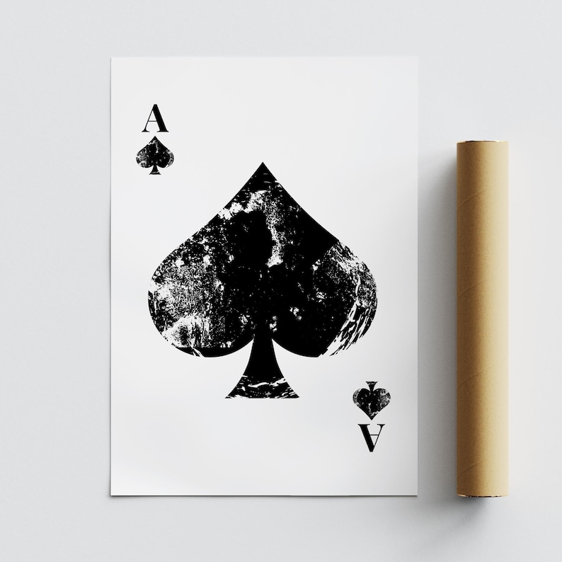 Puede incluir: Una ilustraci&oacute;n en blanco y negro del As de Picas. La carta tiene un aspecto desgastado y vintage.