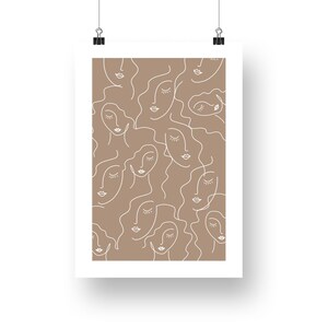 Op de afbeelding: Een digitale kunstprint met een patroon van abstracte gezichten in wit op een bruine achtergrond. De gezichten zijn getekend in een minimalistische stijl met eenvoudige lijnen.