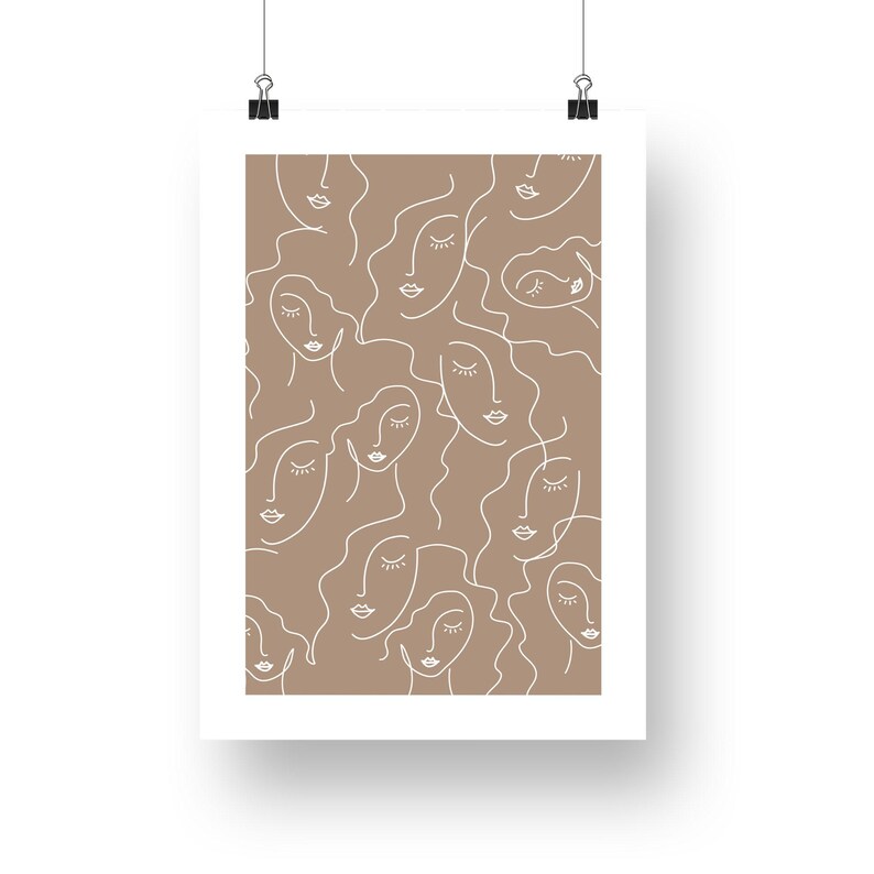 Op de afbeelding: Een digitale kunstprint met een patroon van abstracte gezichten in wit op een bruine achtergrond. De gezichten zijn getekend in een minimalistische stijl met eenvoudige lijnen.