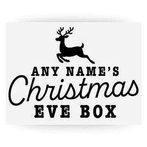 Pu&ograve; includere: Un cartello rettangolare bianco con testo nero e la silhouette di una renna. Il testo recita "ANY NAME'S Christmas EVE BOX" in un mix di caratteri, adatto per un regalo di Natale personalizzato.