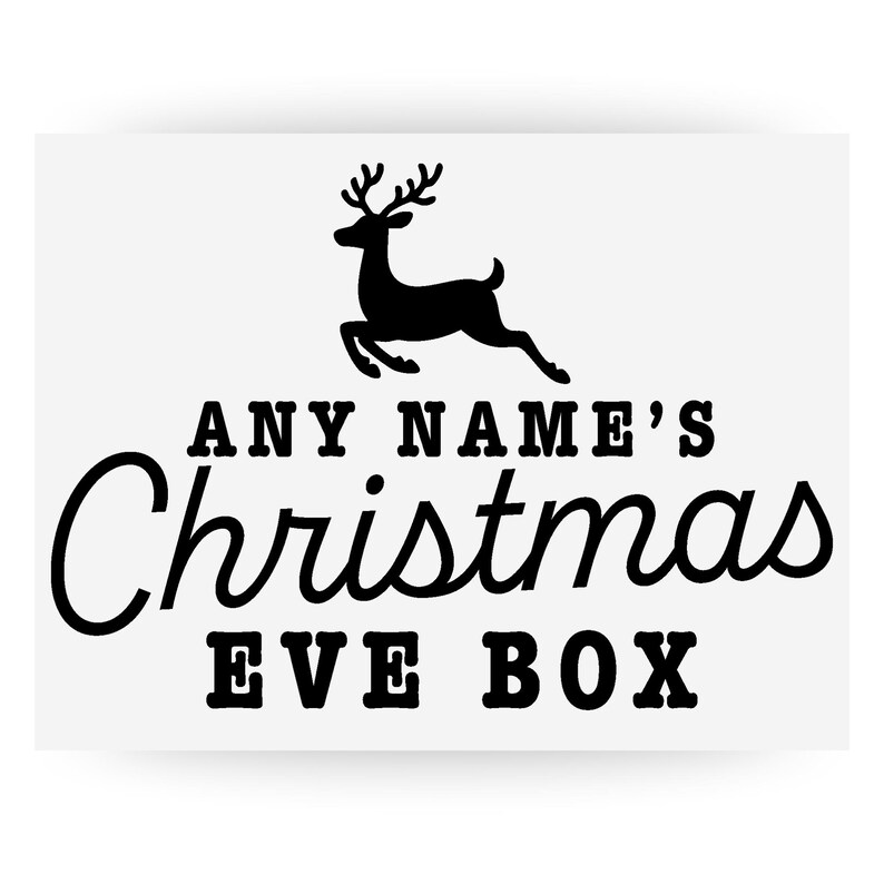 Pu&ograve; includere: Un cartello rettangolare bianco con testo nero e la silhouette di una renna. Il testo recita "ANY NAME'S Christmas EVE BOX" in un mix di caratteri, adatto per un regalo di Natale personalizzato.