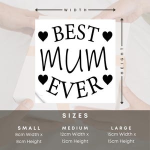 Op de afbeelding: Een witte sticker met zwarte tekst die "BEST mum EVER" luidt, met een hart aan elke kant van de tekst. De sticker is verkrijgbaar in drie maten: klein (8 cm x 8 cm), middel (12 cm x 12 cm) en groot (15 cm x 15 cm).