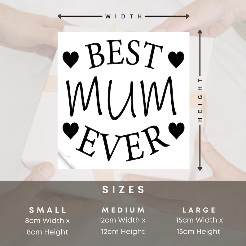 Op de afbeelding: Een witte sticker met zwarte tekst die "BEST mum EVER" luidt, met een hart aan elke kant van de tekst. De sticker is verkrijgbaar in drie maten: klein (8 cm x 8 cm), middel (12 cm x 12 cm) en groot (15 cm x 15 cm).