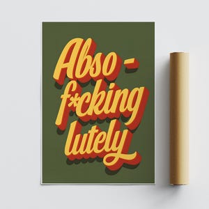 Puede incluir: Un p&oacute;ster con las palabras "Abso-f*cking-lutely" en letras amarillas y rojas sobre un fondo verde. El p&oacute;ster est&aacute; enrollado junto a un tubo de cart&oacute;n marr&oacute;n.