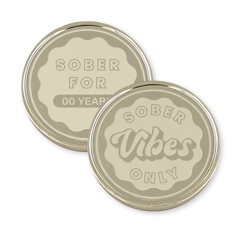 K&ouml;nnte beinhalten: Zwei runde silberfarbene M&uuml;nzen mit wei&szlig;em Hintergrund. Die erste M&uuml;nze sagt "SOBER FOR 00 YEARS" und die zweite M&uuml;nze sagt "SOBER Vibes ONLY".