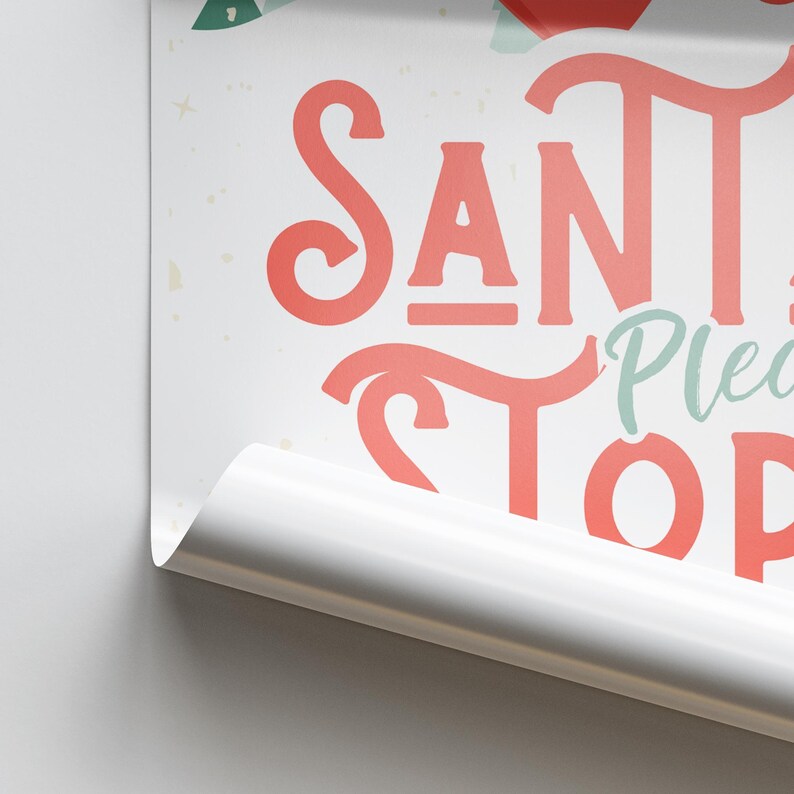 Puede incluir: Un cartel blanco con texto rojo y verde que dice "Santa Please Stop Here".