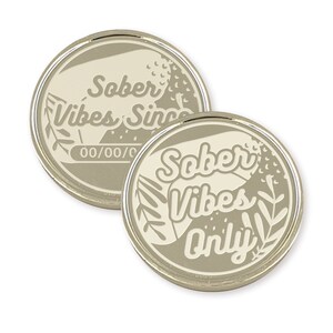 Puede incluir: Dos fichas de metal de color plateado con fondo beige. La primera ficha dice "Sober Vibes Since 00/00/00". La segunda ficha dice "Sober Vibes Only".