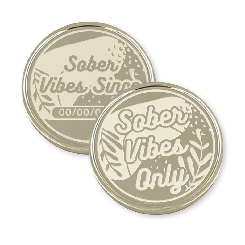 Puede incluir: Dos fichas de metal de color plateado con fondo beige. La primera ficha dice "Sober Vibes Since 00/00/00". La segunda ficha dice "Sober Vibes Only".