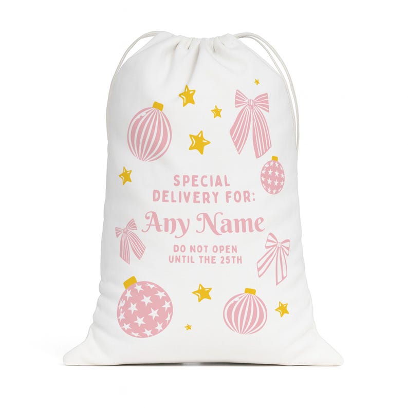 Puede incluir: Bolsa de regalo navide&ntilde;a blanca con cierre de cord&oacute;n. La bolsa est&aacute; decorada con adornos rosas, lazos y estrellas doradas. El texto en la bolsa dice "Special Delivery For: Any Name" y "Do Not Open Until the 25th."