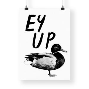 Op de afbeelding: Zwart-witte grafische print van een eend met de tekst "Ey Up" erboven.