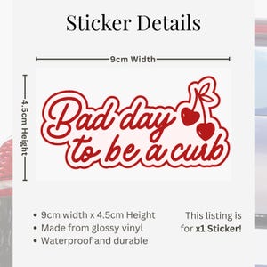 K&ouml;nnte beinhalten: Roter Aufkleber mit dem Text "Bad day to be a curb" in Schreibschrift, mit zwei Kirschen. Der Aufkleber ist 9 cm breit und 4,5 cm hoch. Hergestellt aus gl&auml;nzendem Vinyl, wasserfest und langlebig.