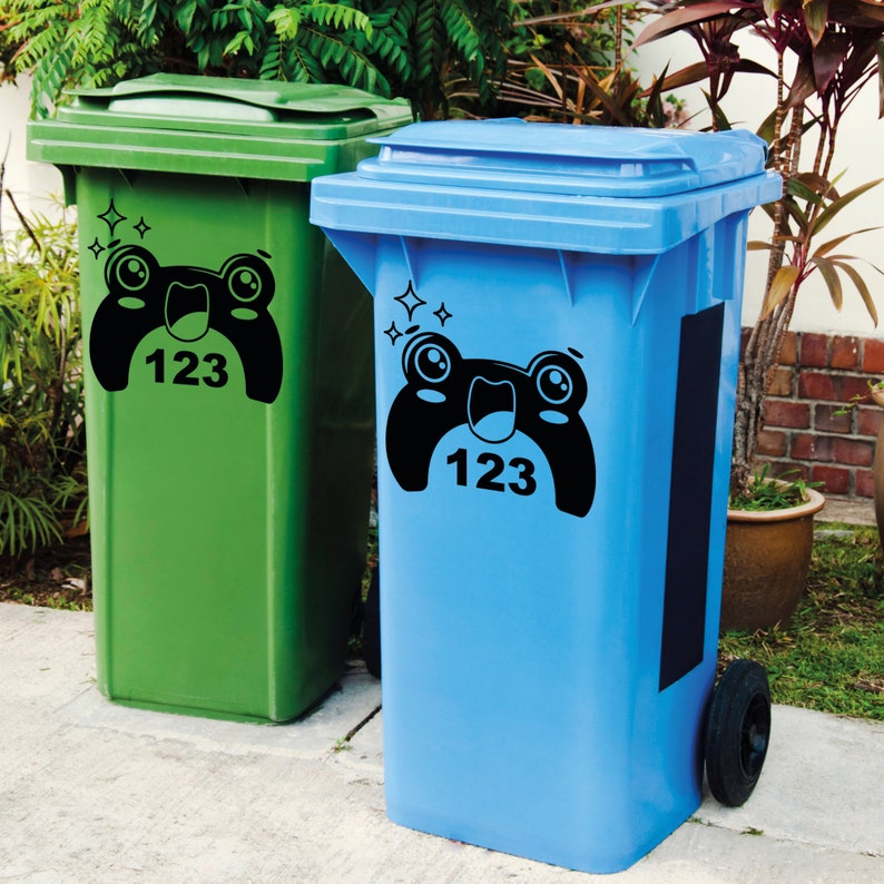 Puede incluir: Dos cubos de basura con pegatinas de rana. El cubo de basura verde tiene una pegatina de rana negra con el n&uacute;mero 123. El cubo de basura azul tiene una pegatina de rana negra con el n&uacute;mero 123 y brillos.