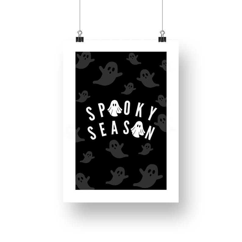 Puede incluir: Un p&oacute;ster negro con borde blanco que presenta un patr&oacute;n de ilustraciones de fantasmas grises. Las palabras "Spooky Season" est&aacute;n escritas en blanco, con la letra "O" en "Spooky" y la letra "A" en "Season" reemplazadas por ilustraciones de fantasmas.