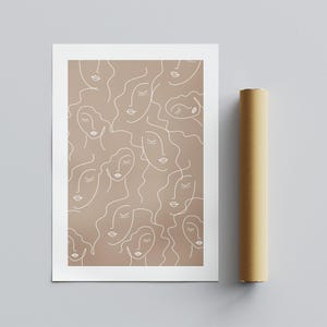 Op de afbeelding: Een digitale kunstprint met een patroon van abstracte gezichten in wit op een lichtbruine achtergrond.