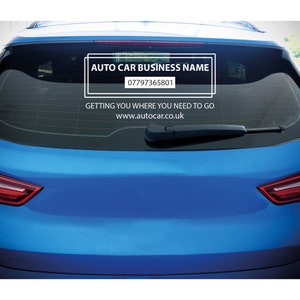 Pu&ograve; includere: Un'auto blu con un adesivo bianco sul lunotto posteriore che dice "AUTO CAR BUSINESS NAME" e un numero di telefono. L'adesivo dice anche "GETTING YOU WHERE YOU NEED TO GO" e "www.autocar.co.uk".