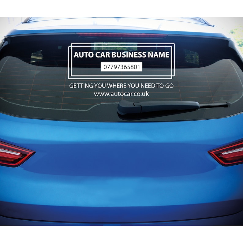Pu&ograve; includere: Un'auto blu con un adesivo bianco sul lunotto posteriore che dice "AUTO CAR BUSINESS NAME" e un numero di telefono. L'adesivo dice anche "GETTING YOU WHERE YOU NEED TO GO" e "www.autocar.co.uk".