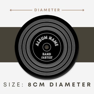 Puede incluir: Disco de vinilo negro y blanco con el texto "ALBUM NAME" y "BAND/ARTIST" en un c&iacute;rculo en el centro. El disco tiene un di&aacute;metro de 8 cm.